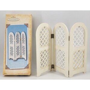 Hallmark Keepsake 2004 Spring Ornament Display White Latticework Panels Hinged